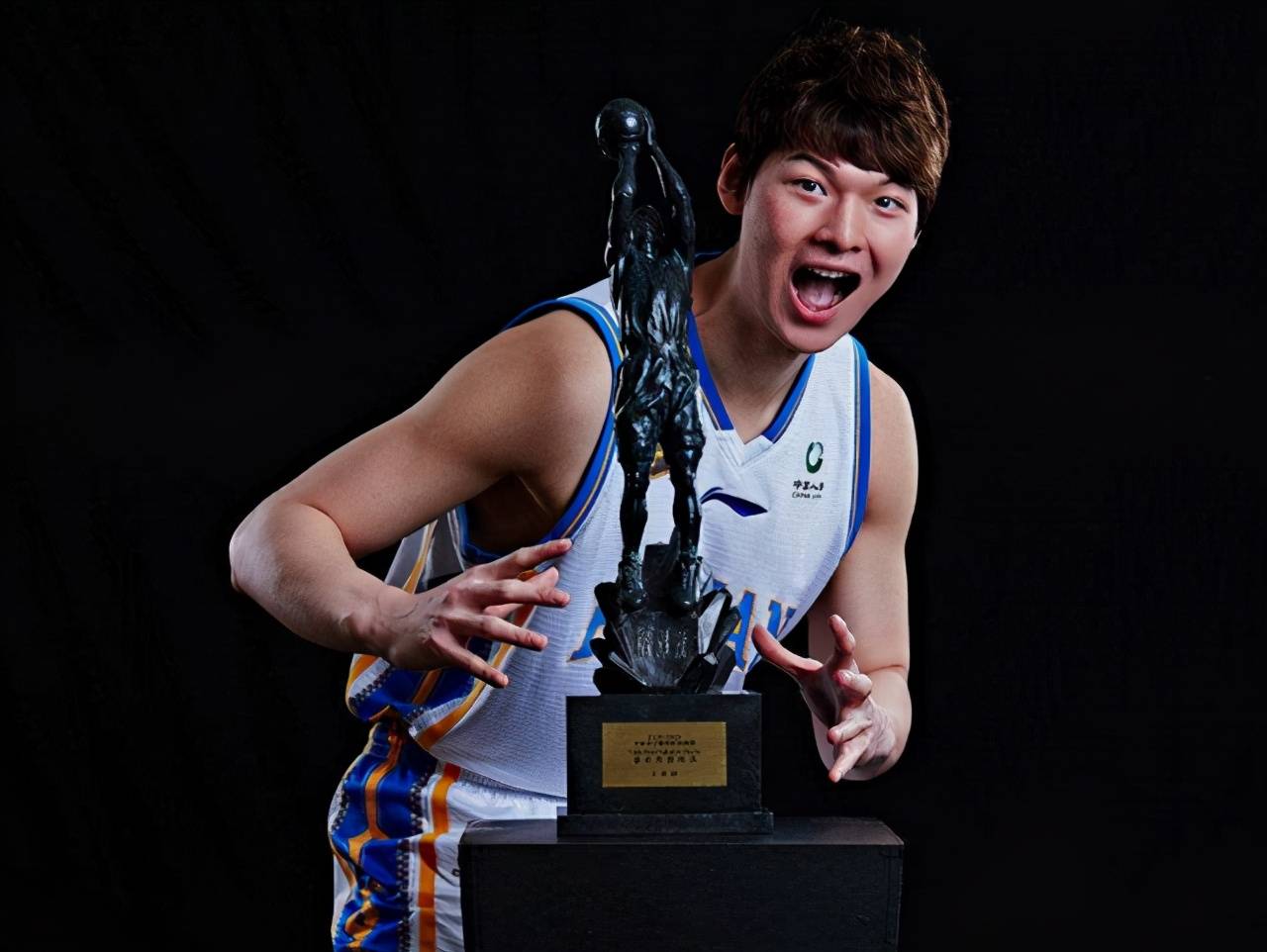 莱比锡训练开放日；冲刺阶段再遭质疑引欢呼；CBA常规赛在即；球队文化再被提及的简单介绍