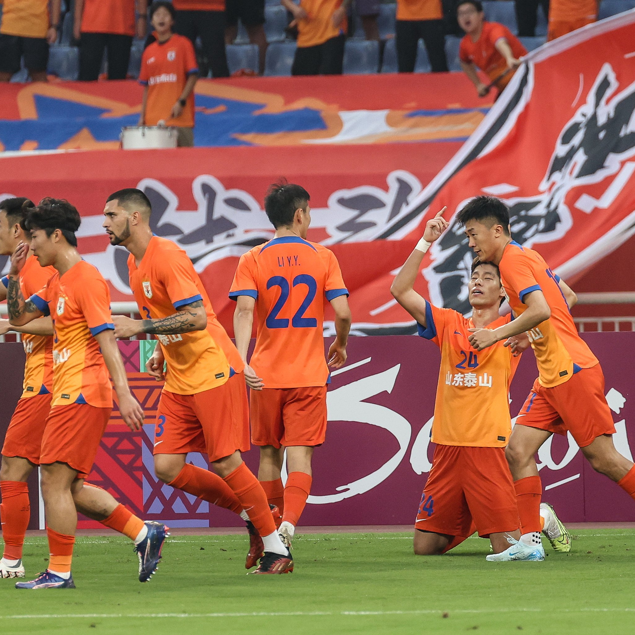 包含集结日欧冠焦点战，马赛防线松动，球迷炸锅，年轻球员得到机会的词条