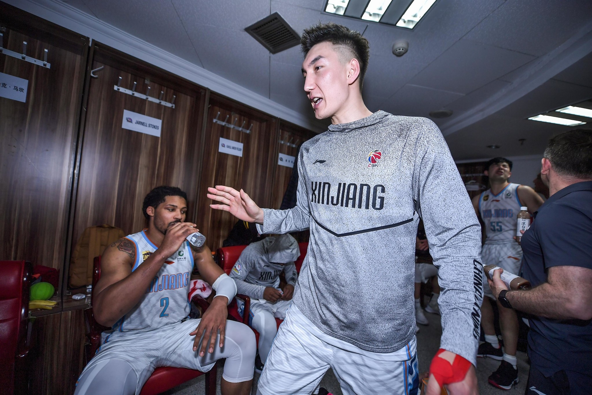 武汉三镇迎NBA总决赛关键赛；清晨更衣室发声；更衣室稳定；身体对抗强度拉满的简单介绍